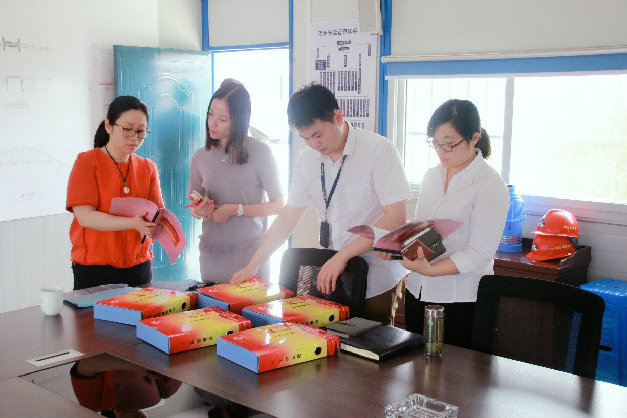 简讯照片-轨道公司党支部赴杨林塘项目部党建工作站调研学习基层党建工作.jpg